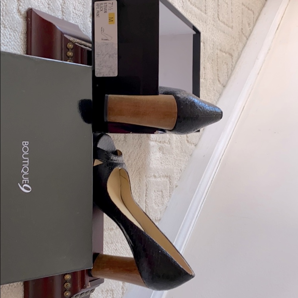 Boutique 9 Blk leather snake 2.5 interesting heel